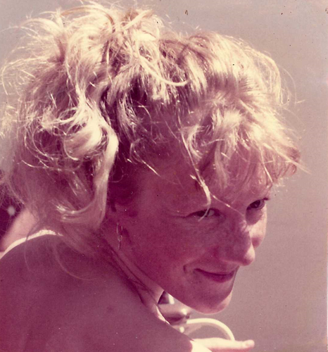 Farbfoto von MarieLies Birchler vom Juli 1978. Sie blickt über ihre Schultern und lächelt.