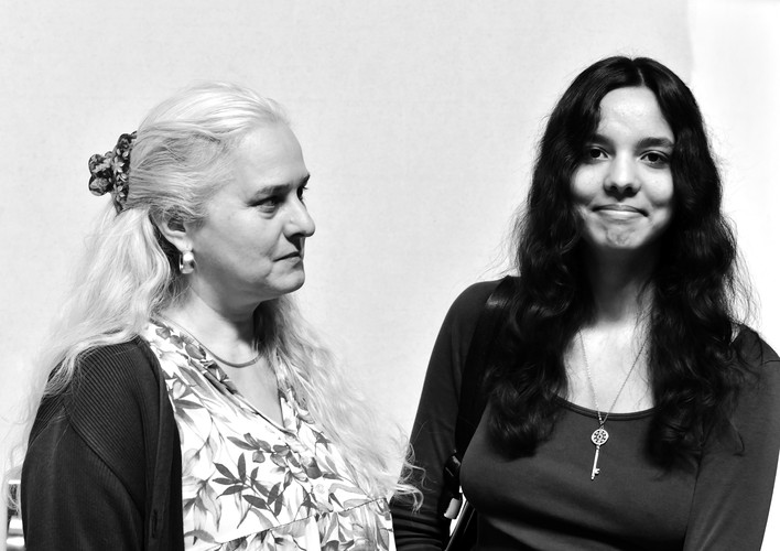 Das Foto zeigt Julia (rechts) und Tanja Meier (links) in einer Schwarz-Weiss-Aufnahme in der Halbtotalen. Die Mutter schaut ihre Tochter an, während diese in die Kamera lächelt.