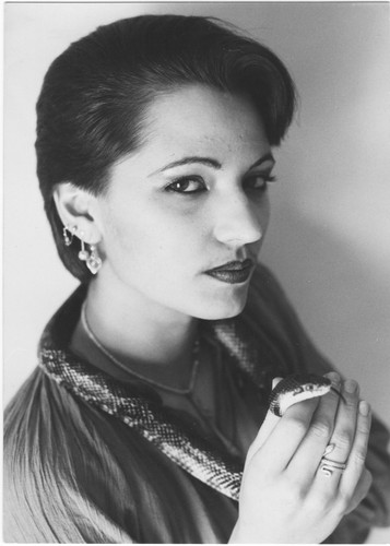 Schwarz-Weiss Porträt von Karin Gurtner aus dem Jahr 1979. Sie trägt eine Schlange um den Hals, deren Kopf sie in der Hand hält.