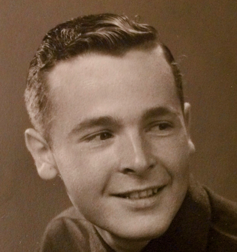 Schwarz-Weiss Foto von Anton Aebischer aus dem Jahr 1965. Auf dem Porträt blickt der junge Mann lächelnd zur Seite.